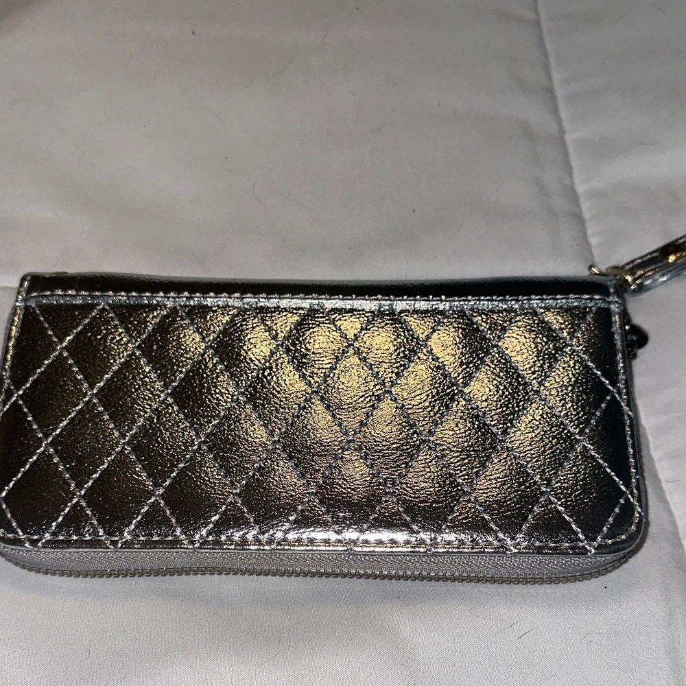 NEW W/O TAG Quilted Silver Wallet. Pristine condition